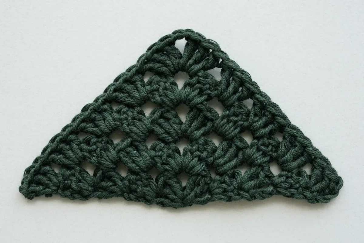 Crochet half granny square pattern: easy triangle motif